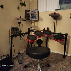  Alesis Nitro Mesh drum kit + amp + throne 