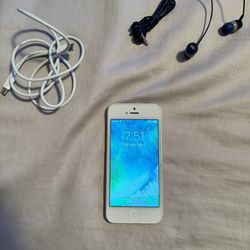 Silver iPhone 5 64 GB Unlocked Comes With Free Charger And Earphones 