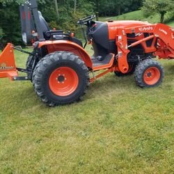 2022 Kubota LX2610 Tractor  W/ 7 Attachments Only 21 Hours!