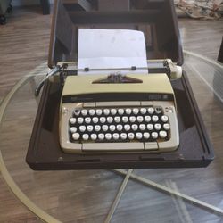 Smith Corona 1960s Typewriter (Good Condition) (Needs Slight Touchup)