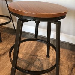 3 Beautiful Ajustable Stools 