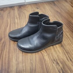 Geox..  Real Leather Girls Shoes. Excellent Condition.  Size 35-( US 4).