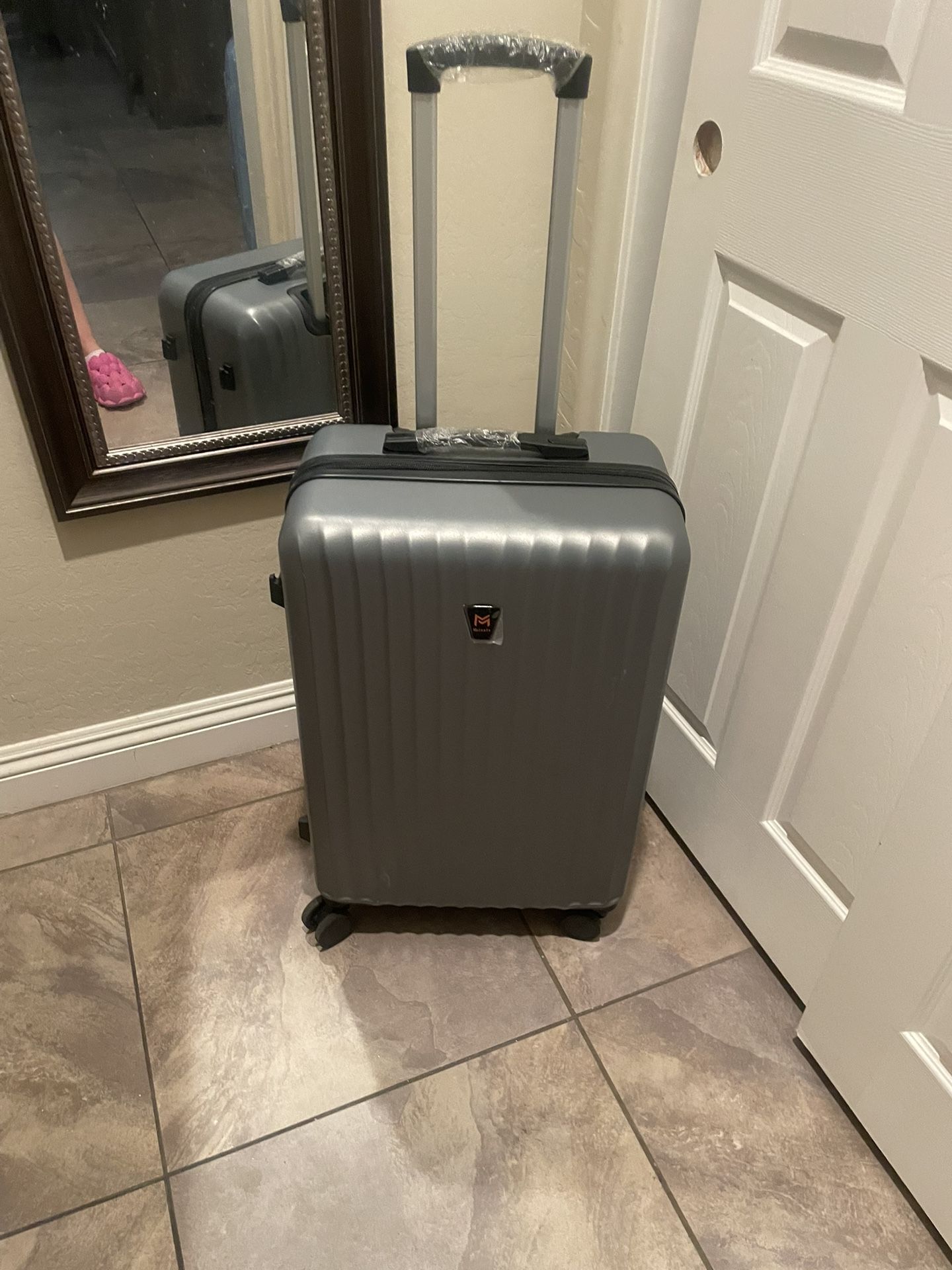 ๐งณ Used 24โ Luggage โ Clean & Spacious ๐งณ ๐ Pickup Location: S. Durango & 215 near IKEA Selling a 24-inch hard shell suitcase in great used conditio