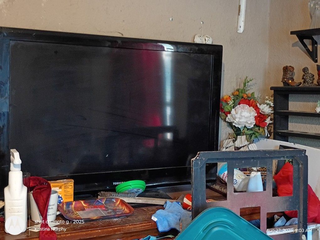 Toshiba 40" Flat Screen TV With Remote