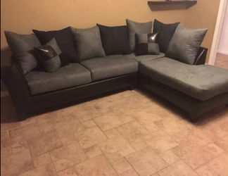 GREY SECTIONAL WITH LOTS OF PILLOWS NEW
