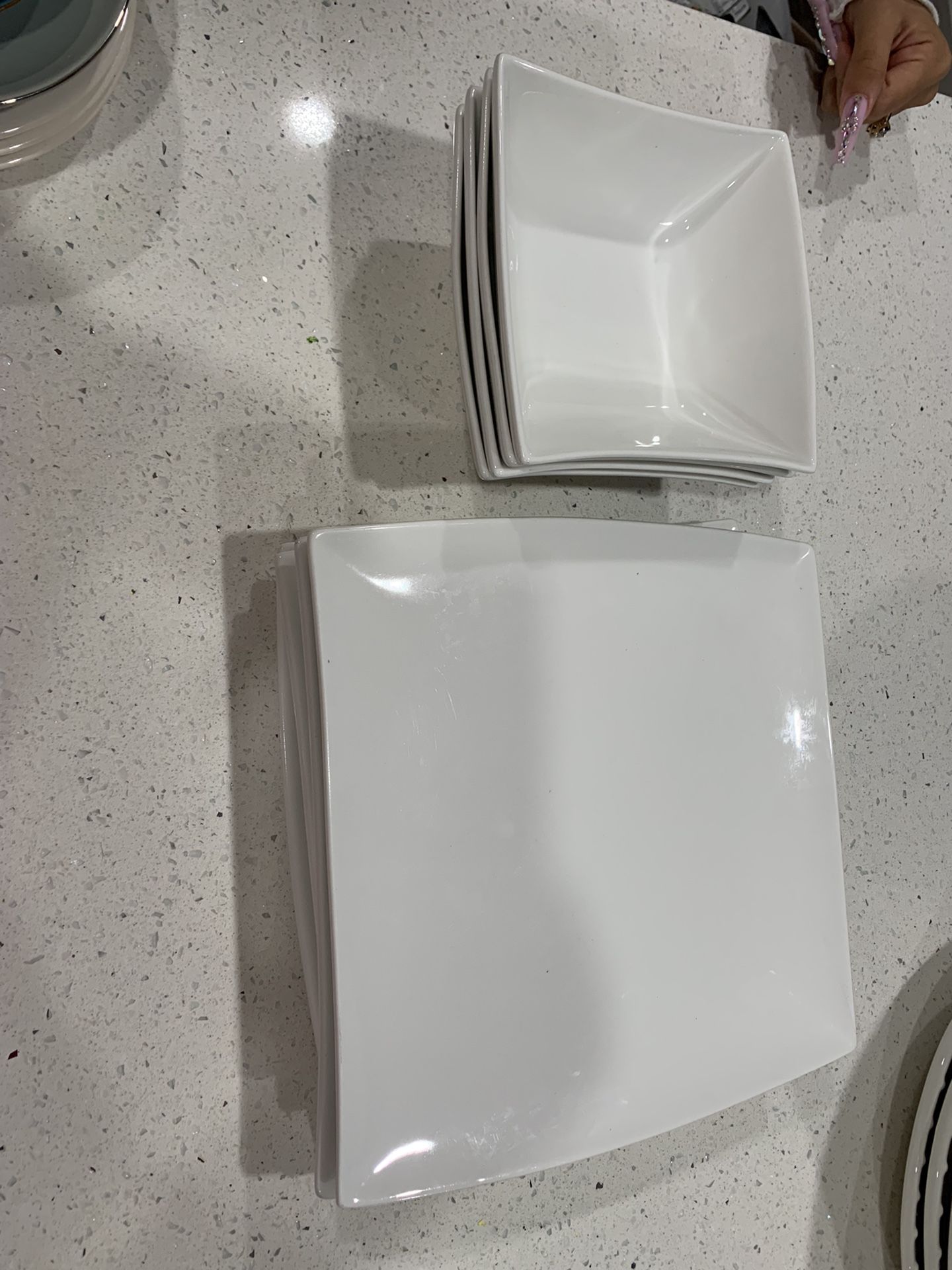 4 Big Plates And 4 Square Bowls