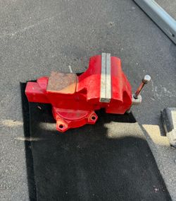 Wilton Bench 76654 -03.5. Swivel base . Like new.