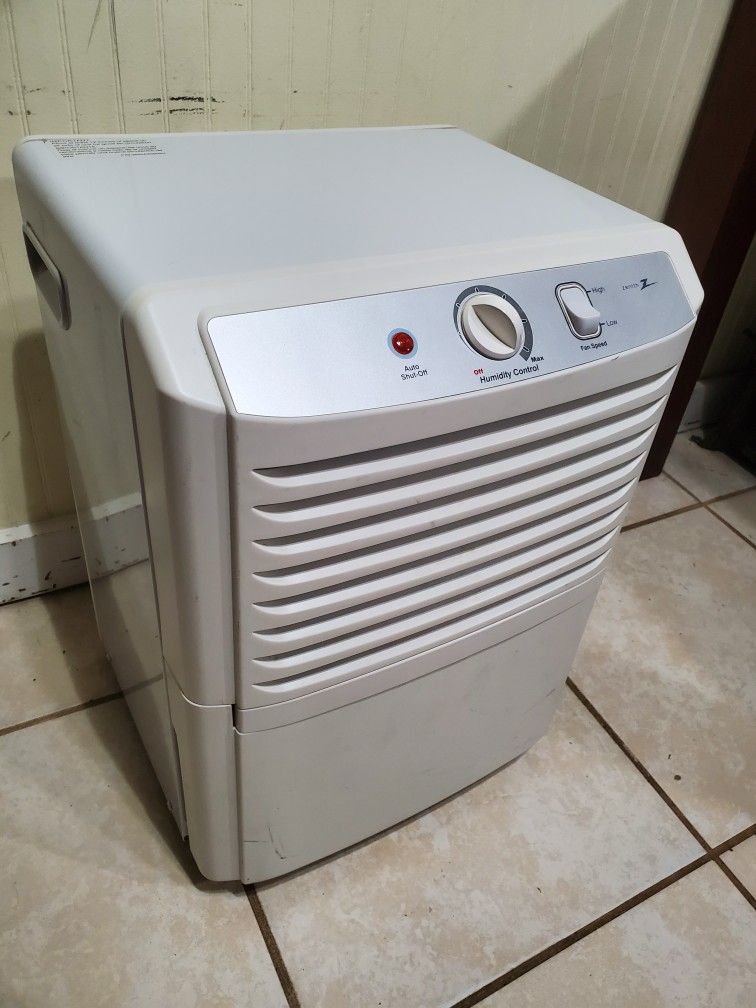 Dehumidifier (in Great Working Condition) Super Clean. Plz See all Pictures for Details