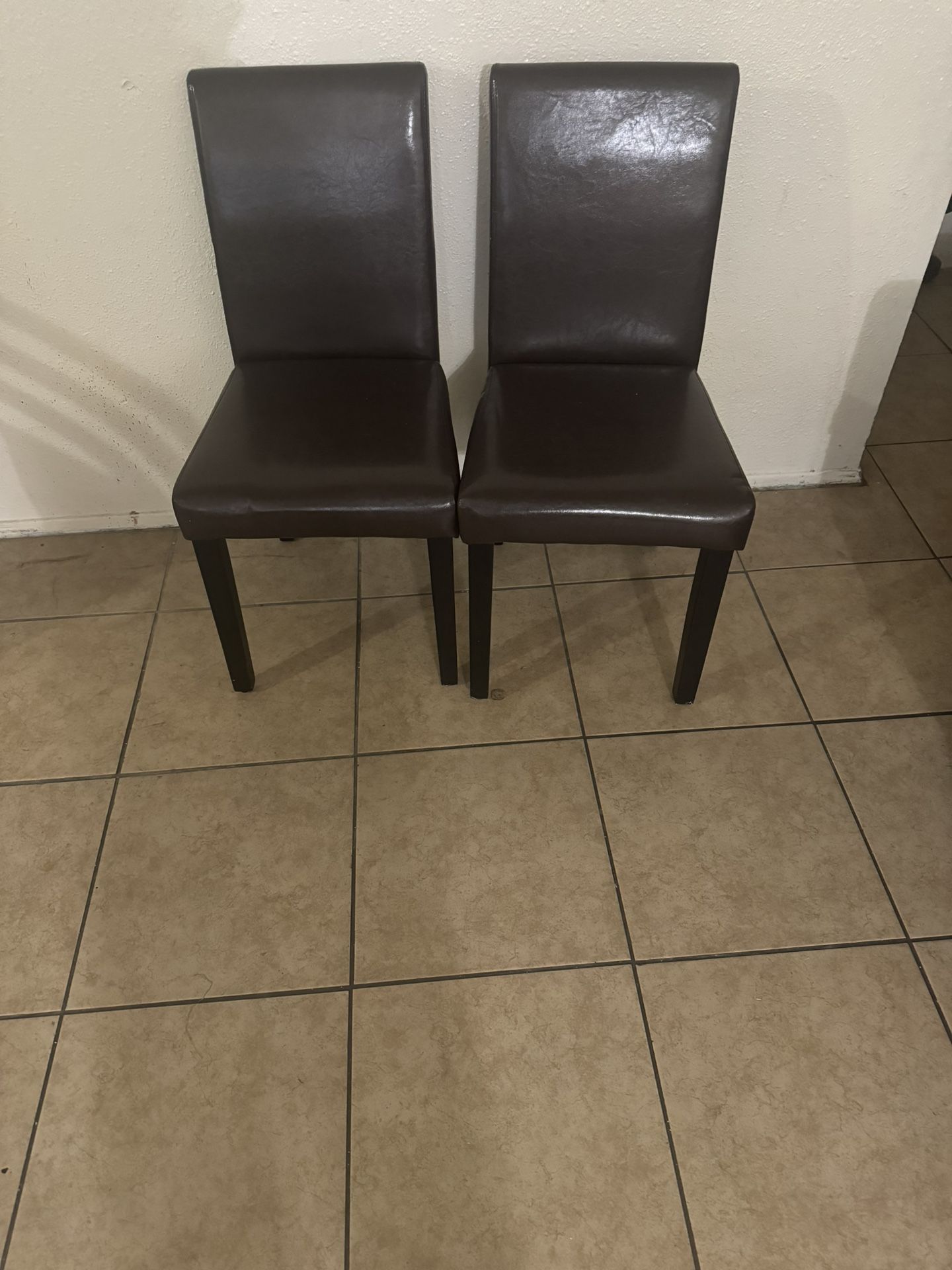 Dos Sillas En Buenas Condiciones En 25 Dolares Por Las Dos