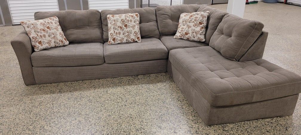 Nice Sectional (I CAN DELIVER)