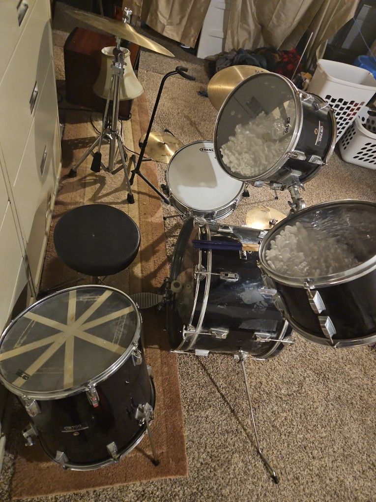 Used drum set(negotiable on price)