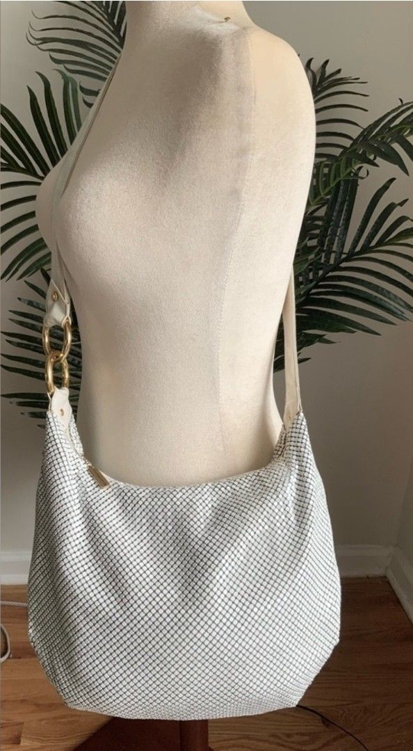 Whiting & Davis white metal mesh hobo bag is in nice preowned condition, there are some marks to the shoulder strap, not really that noticeable and wo