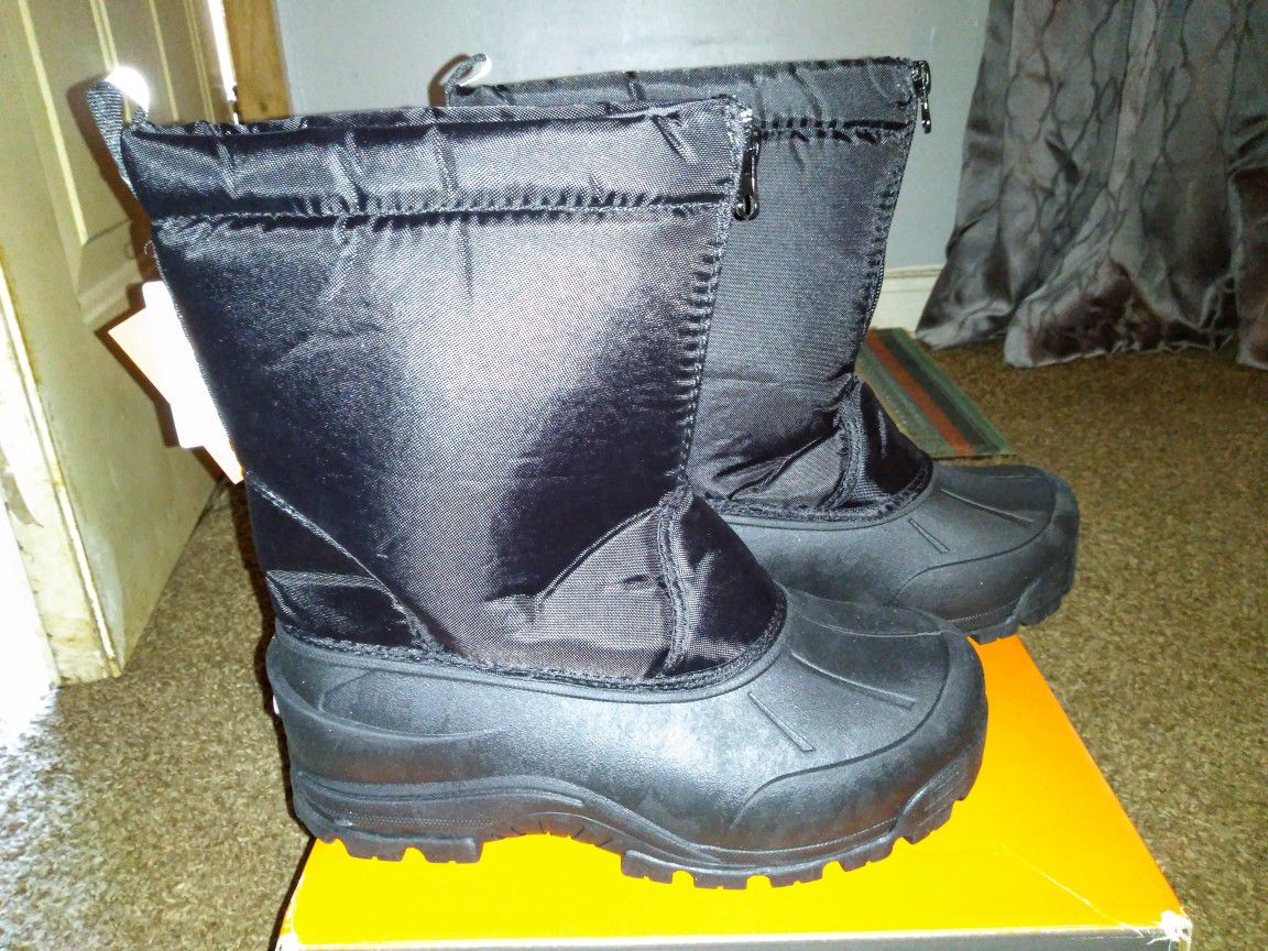 New in box with tag's. 
Northside Icicle snow boots. 
Sz. 7
$15.00