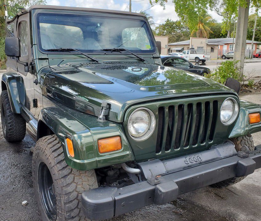 jeep wrangler sahara 4.0 6 cyl automatic airbags cool a/c 112.000 miles new transmisión more jeeps available looking  list down ..