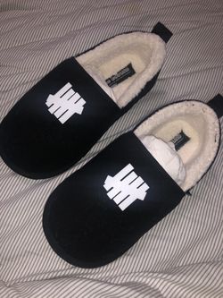 UNDEFEATED SLIPPERS SIZE 6-7 BRAND NEW NEVER WORN