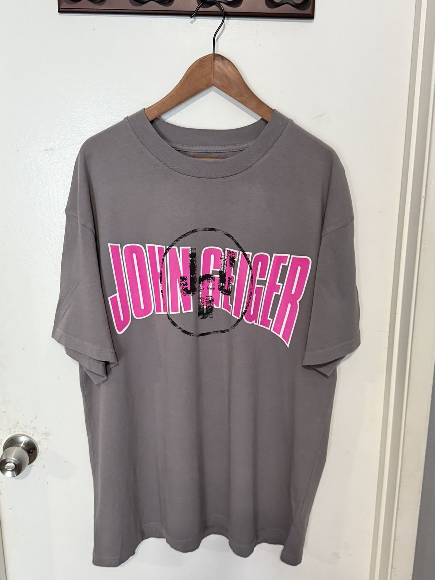 NEW John Geiger Graphic T-Shirt Gray Pink Men’s size XL (2022)