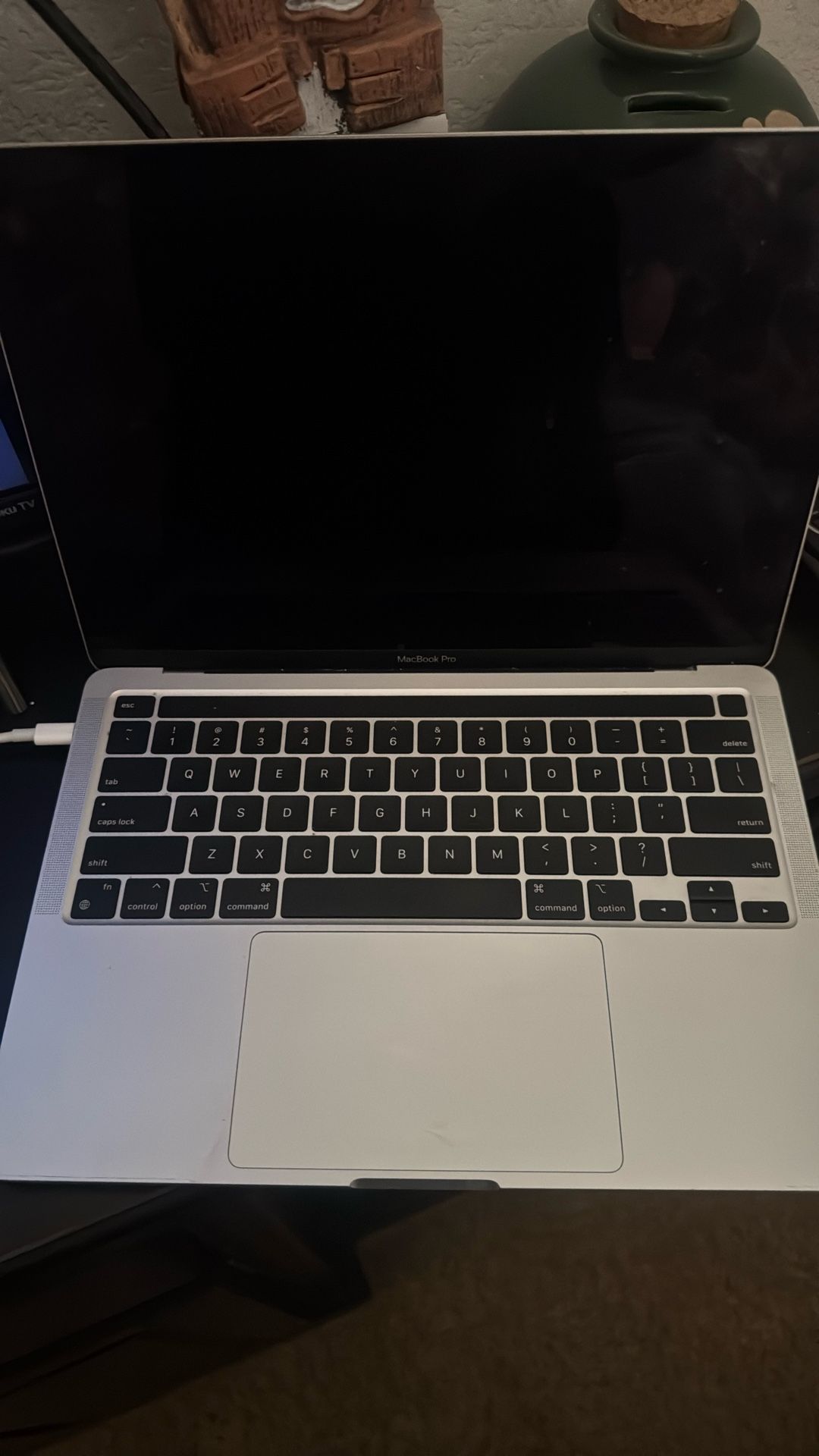 Mac Book Pro 2020 M1 - Functional/Cracked Screen