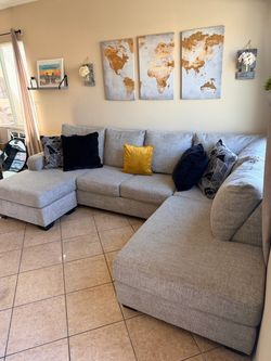 DELIVERY AVAILABLE 🚛! Beautiful Sectional Couch with double chaise