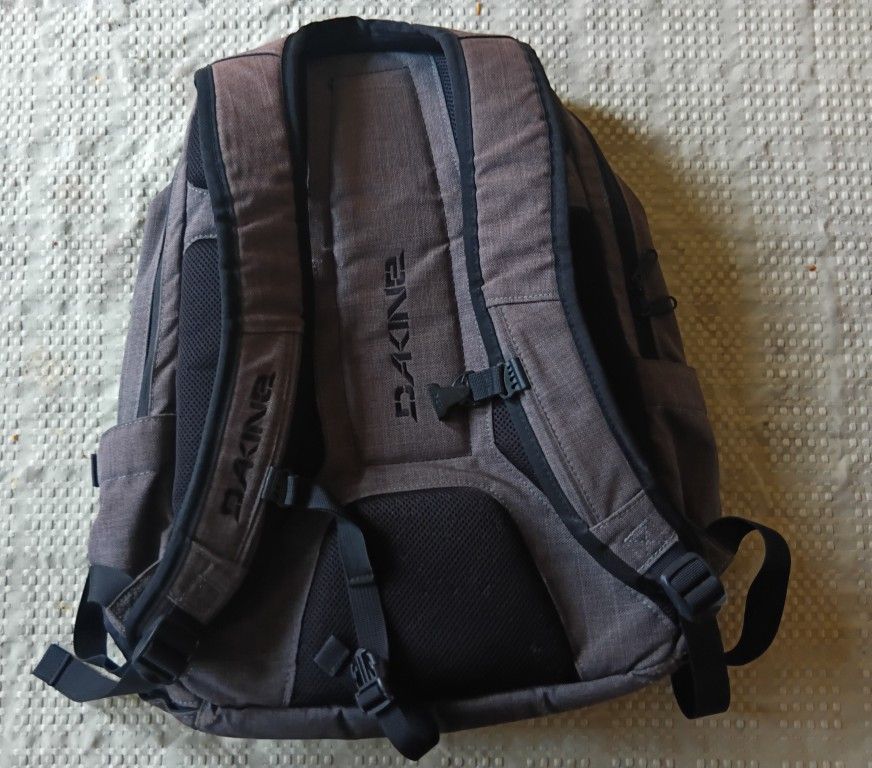 DAKINE PADDED BACKPACK LIKE NEW !!!