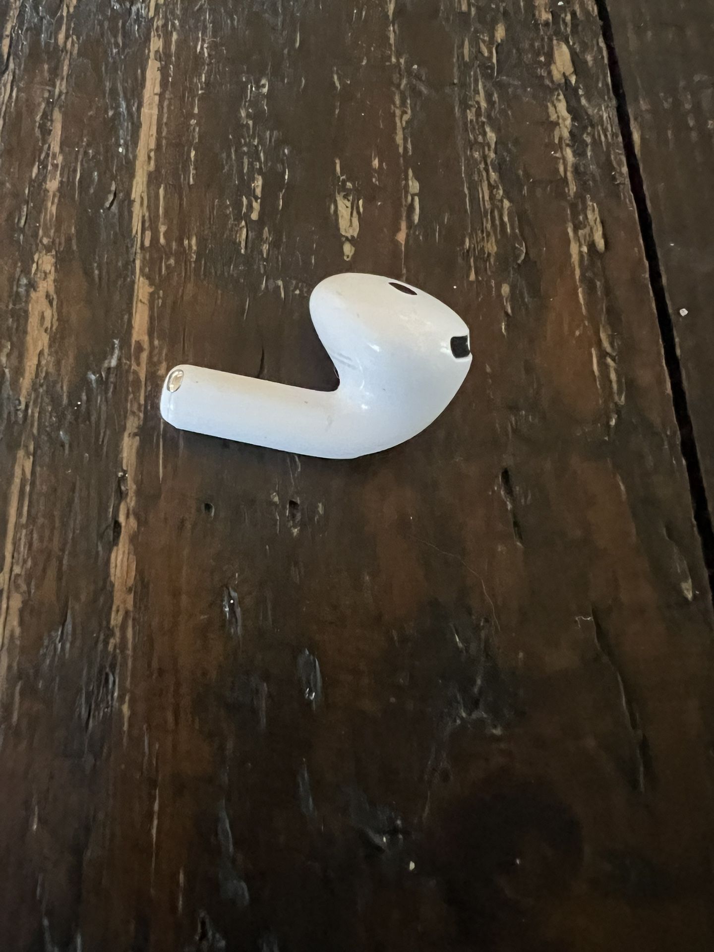 AirPod 4th Gen (right side)