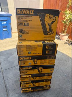 DEWALT 20V MAX XR 15 GA Angled Finish Nailer Kit DCN650D1