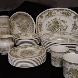 40 piece Vintage Ironstone Dinnerware.
Kenzington Staffordshire Balmoral - Made in England early 1970s.
