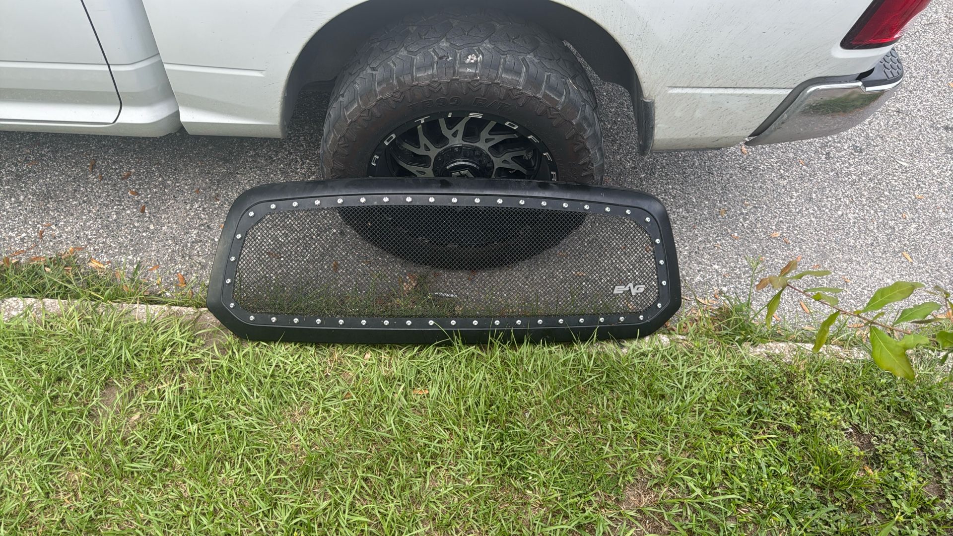Ram 1500 (2011-2018)Grill With 2 Inch Wheel Spacers
