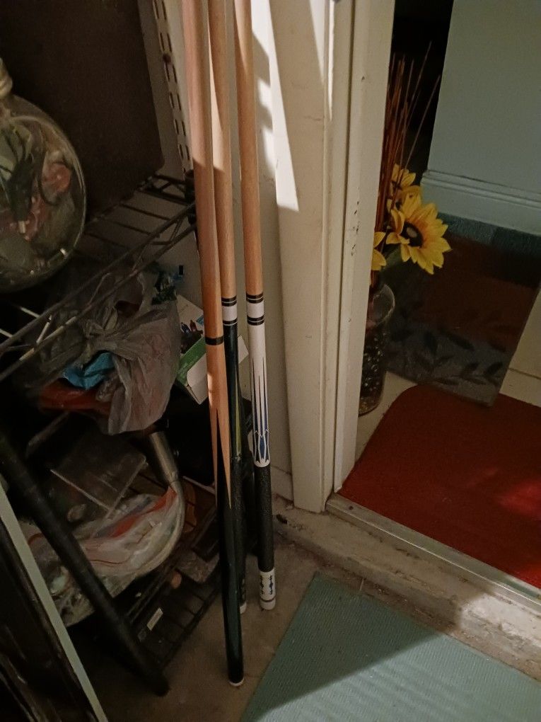 3 LIKE BRAND NEW WOOD POOL STICKS 20 ALL3 FINAL PRICElook My Post Tons Items