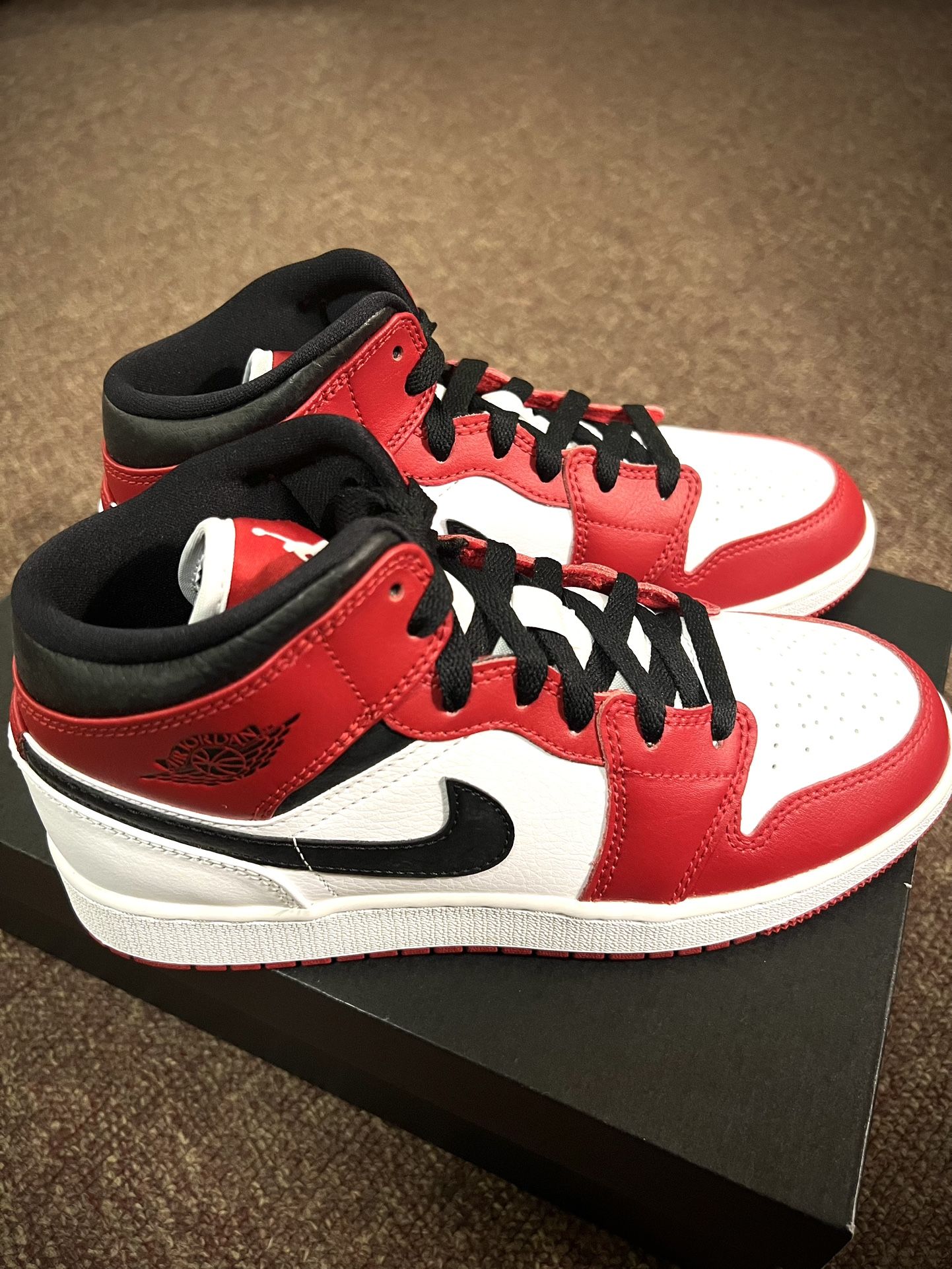 Air Jordan 1 Mid Chicago 2020 GS Size 5.5Y