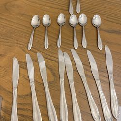 16 Pcs UNKNOWN PATTERN FLATWARE STAINLESS CHINA Knives Spoons.