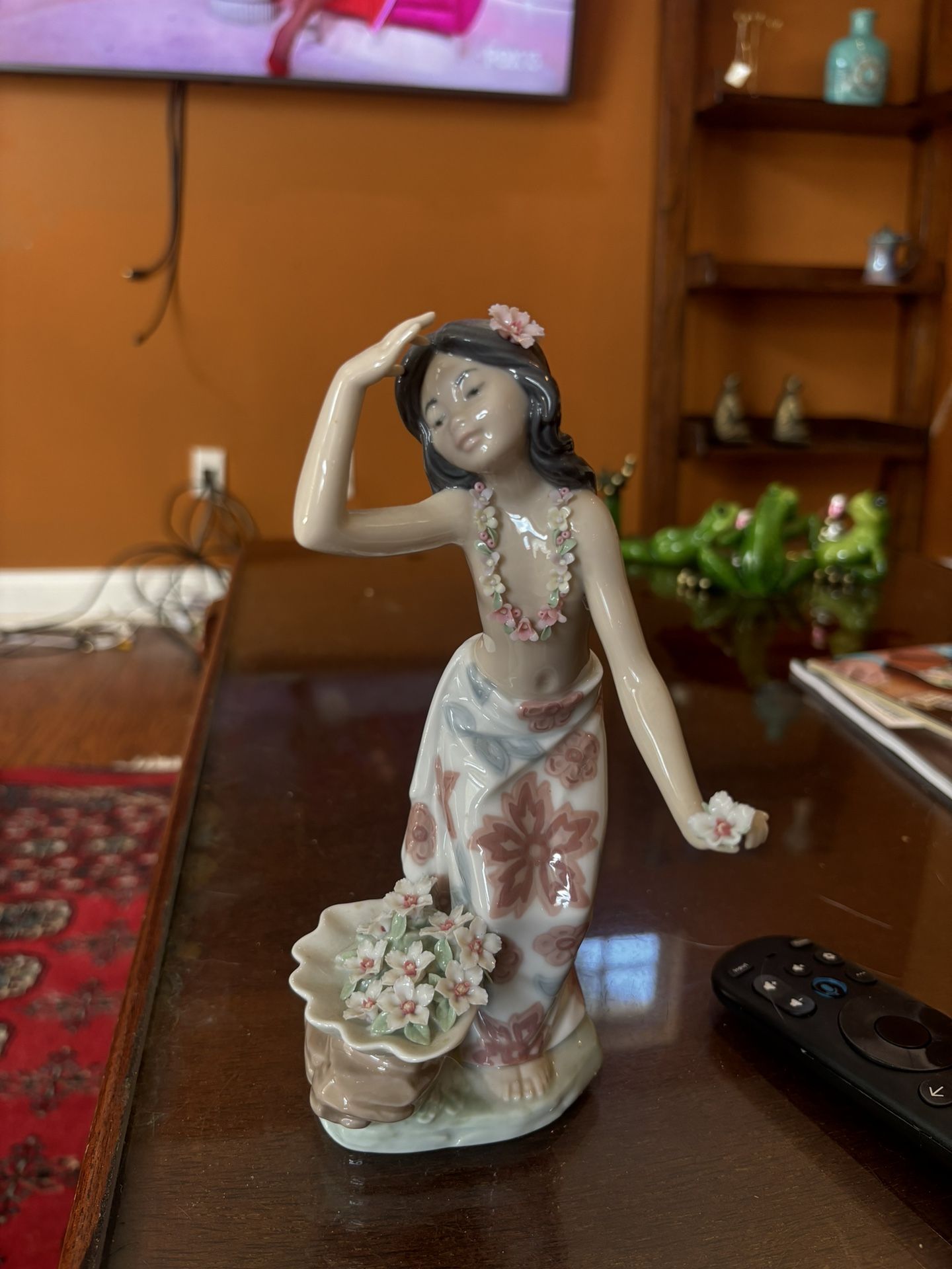 LladrĂ³ Aloha Porcelain Sculpture