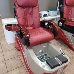4 Massaging Pedicure Chairs