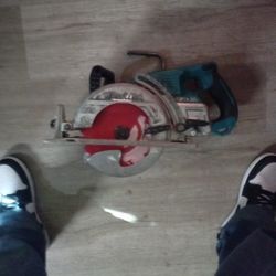 Makita Battery Operated Table Saw (Has 2 Batteries)