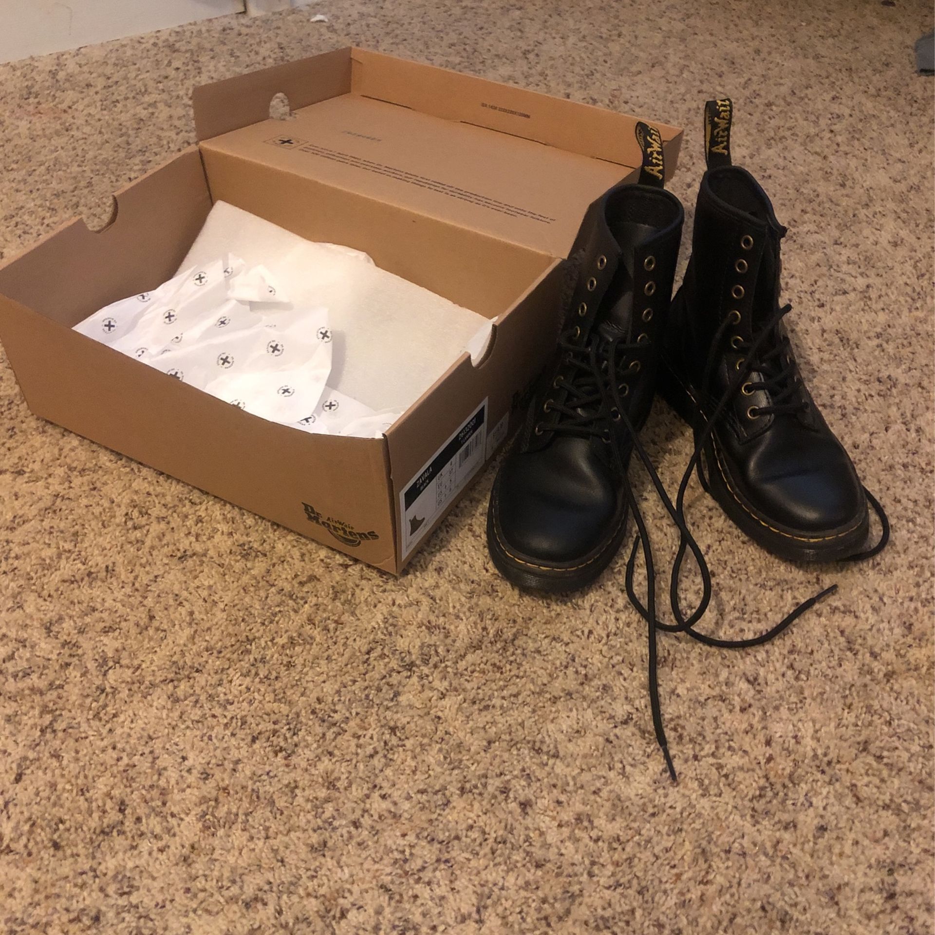 Women’s Dr. Martens Size 6 