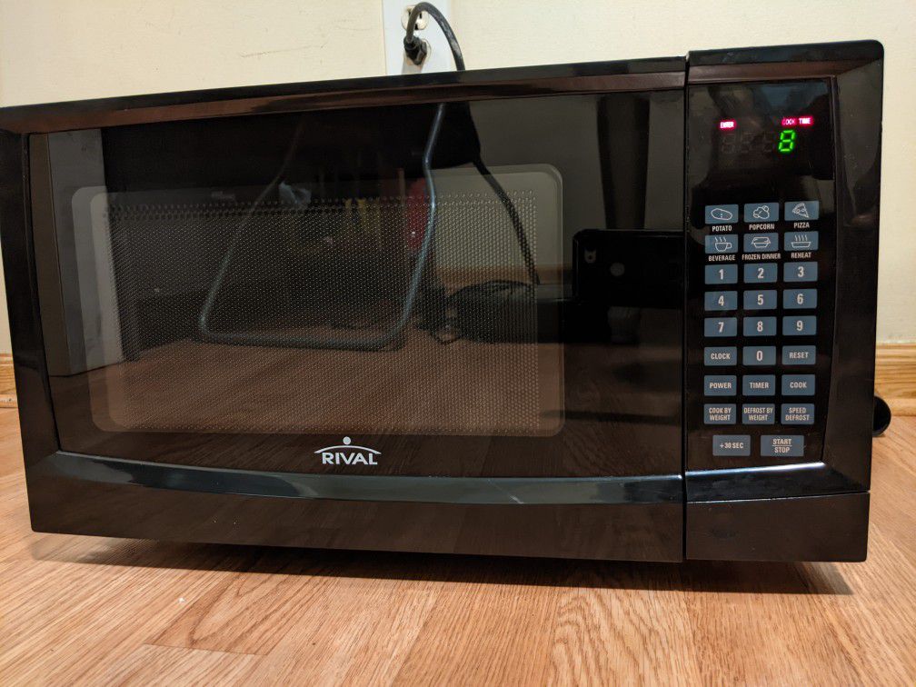 Rival 0.9 Cu. Ft. Black Microwave Oven