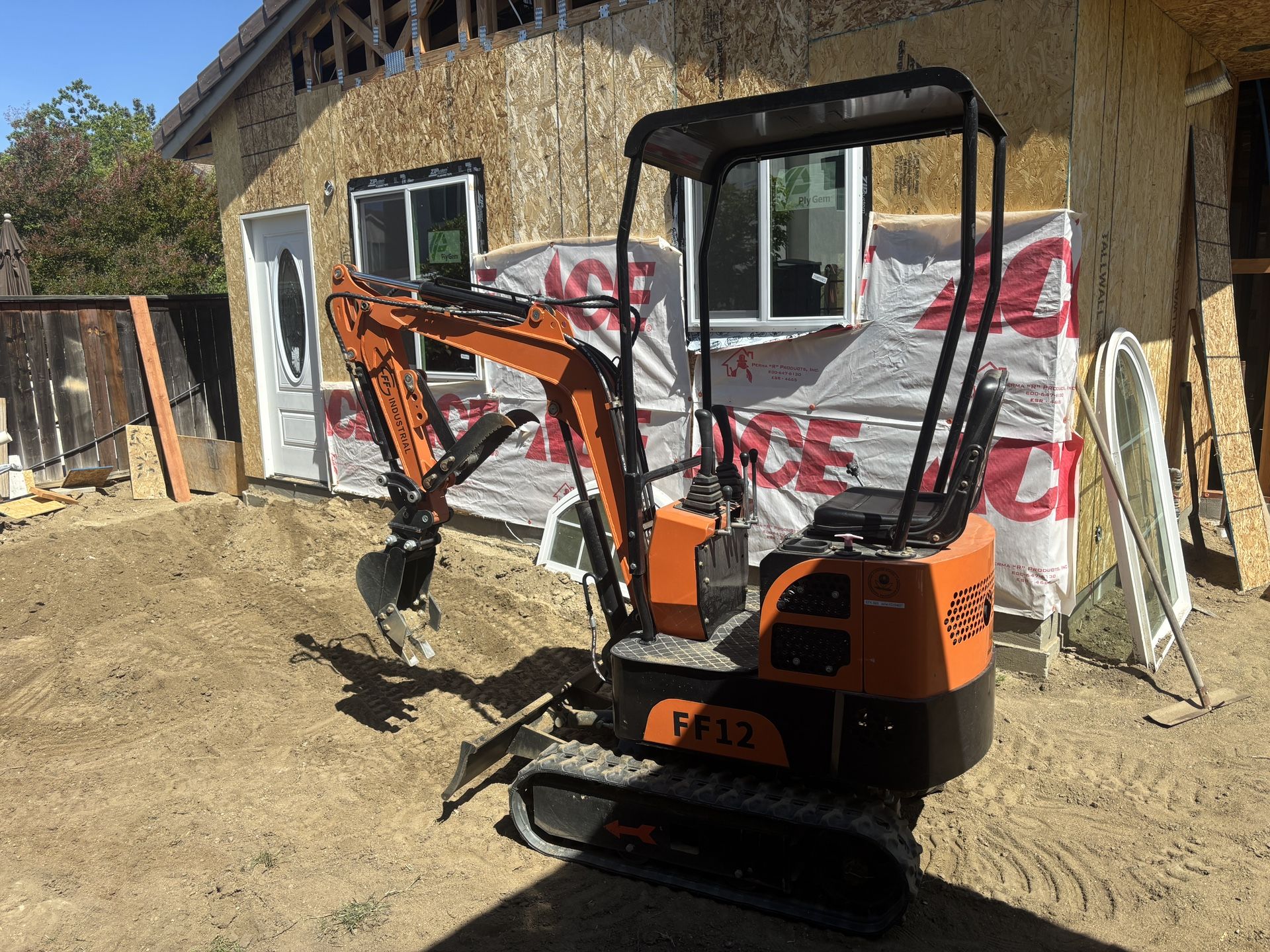 FF 12 INDUSTRIAL MINI EXCAVATOR SEMI NEW USED ONLY ONE JOB
