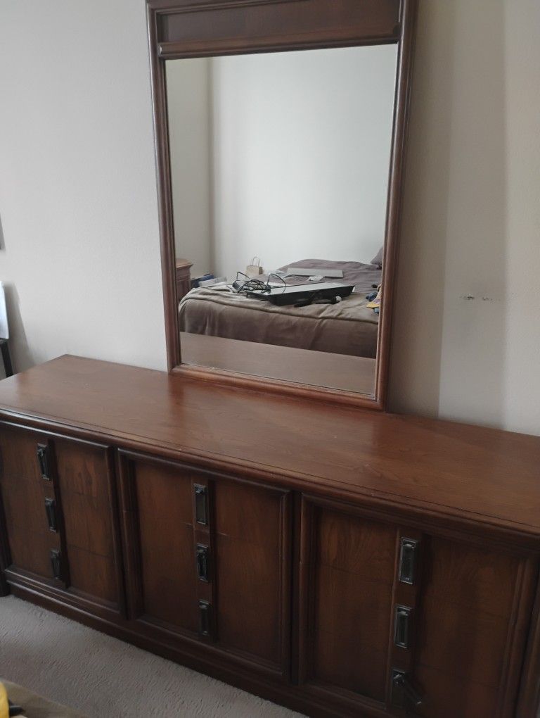 9 Drawer Dresser w/ Mirror