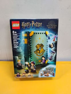 LEGO Harry Potter Hogwarts Moment: Potions Class (76383) set, featuring a buildable book that opens into a dungeon classroom.
