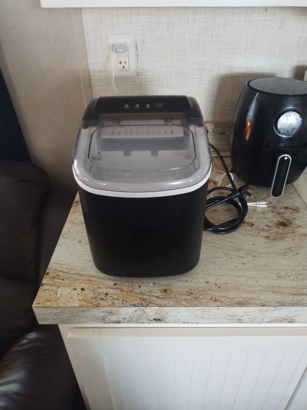 Cowsar Ice Maker