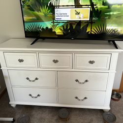 Beautiful White Wood 5 Drawer Dresser (Negotiable)