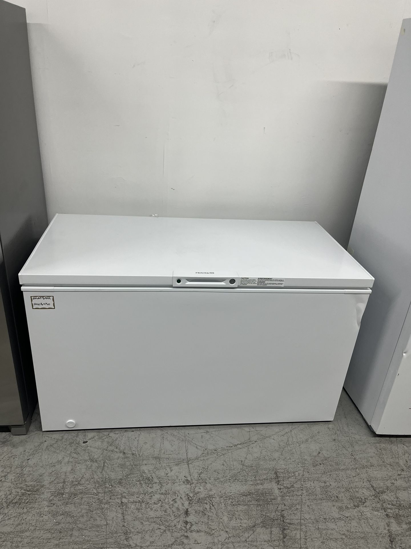 ⚪️ Frigidaire - 14.8 Cu. Ft. Chest Freezer - White (scrstch/dent shown)