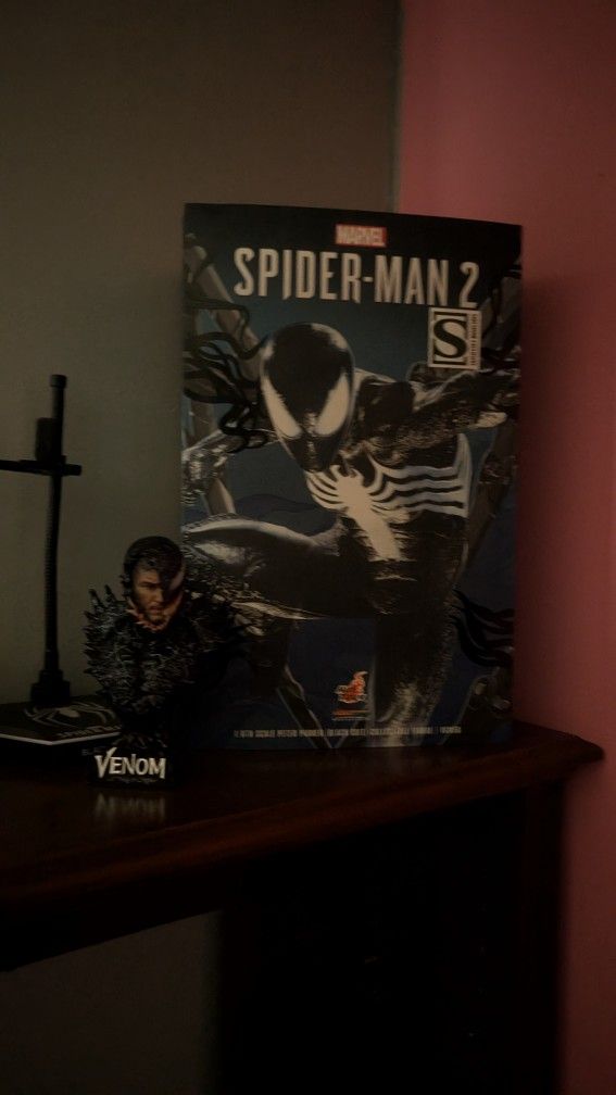 Hot toys Symbiote SM 2 and Venom Bust We
