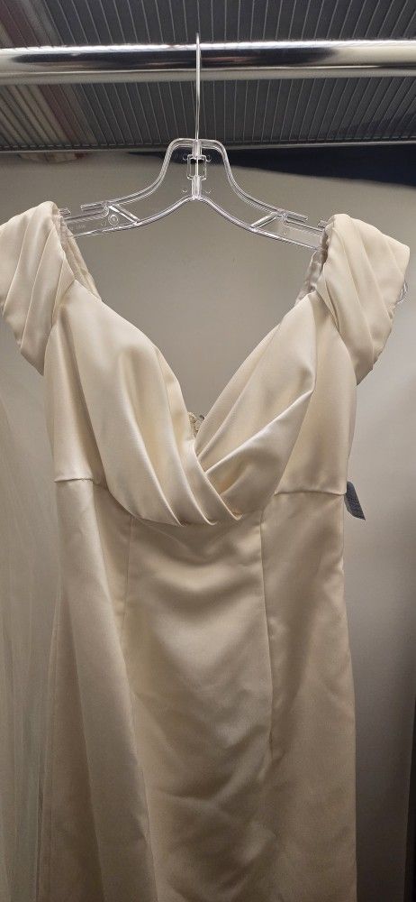 Sheath Wedding Gown With Matching Veil And Gloves -size 6