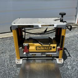 DEWALT Bench top 12 1/2 Inch Planer