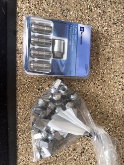 OEM Chevy Silverado Wheel Locks And Lug Nuts Complete Set