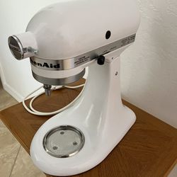 KitchenAid K45SSWH Mixer with accessories