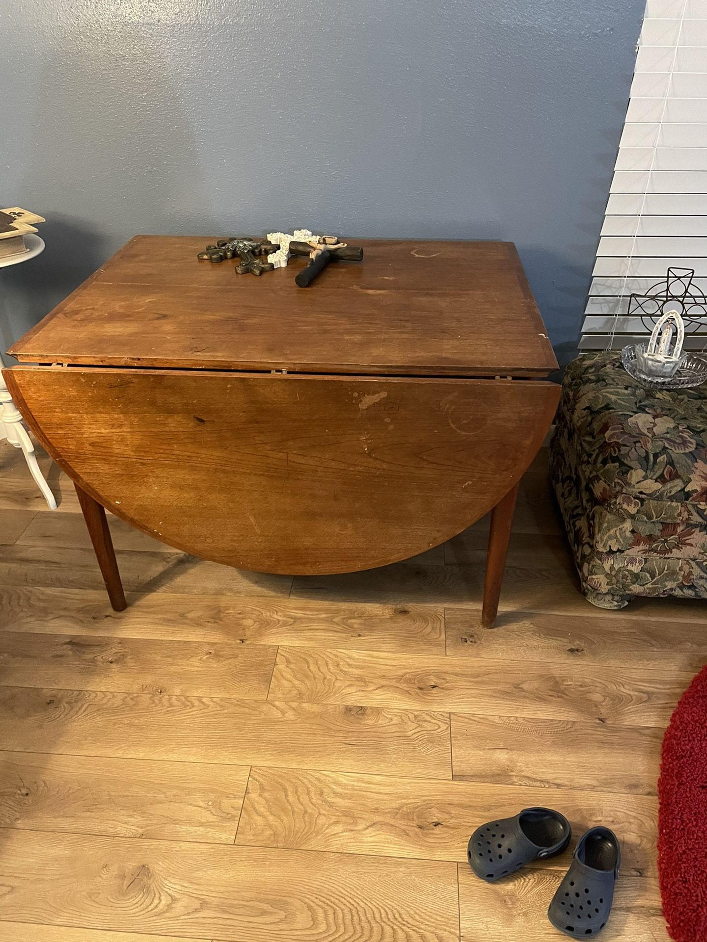 Dining Table Can Extend For 8 Chairs Or Be Small For 2