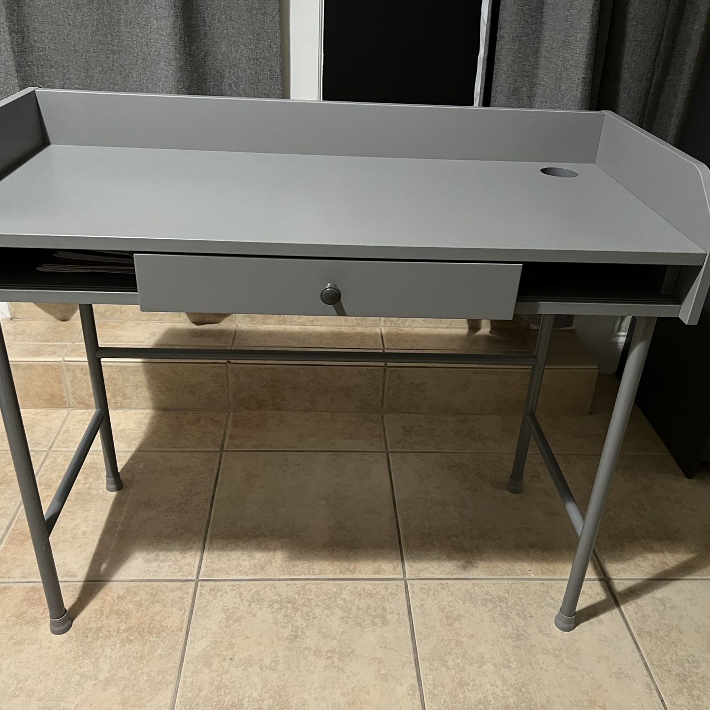 HAUGA Desk (IKEA) for Sale in Miami, FL - OfferUp