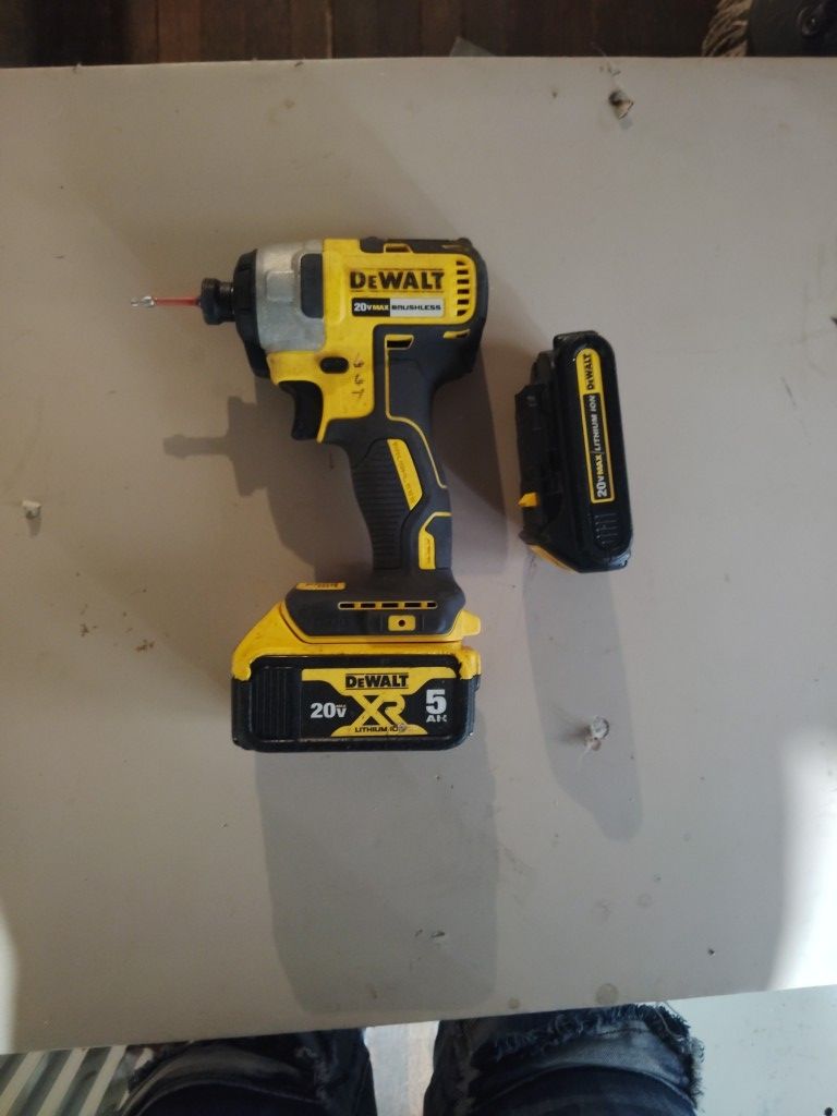 DeWalt 1/4 In Brushless Impact W/2 Batteries
