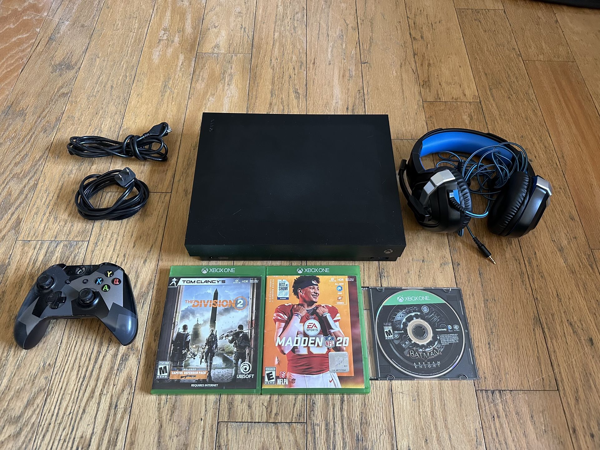 Xbox One X 1TB Bundle (Manhattan Pickup W 110 ST)